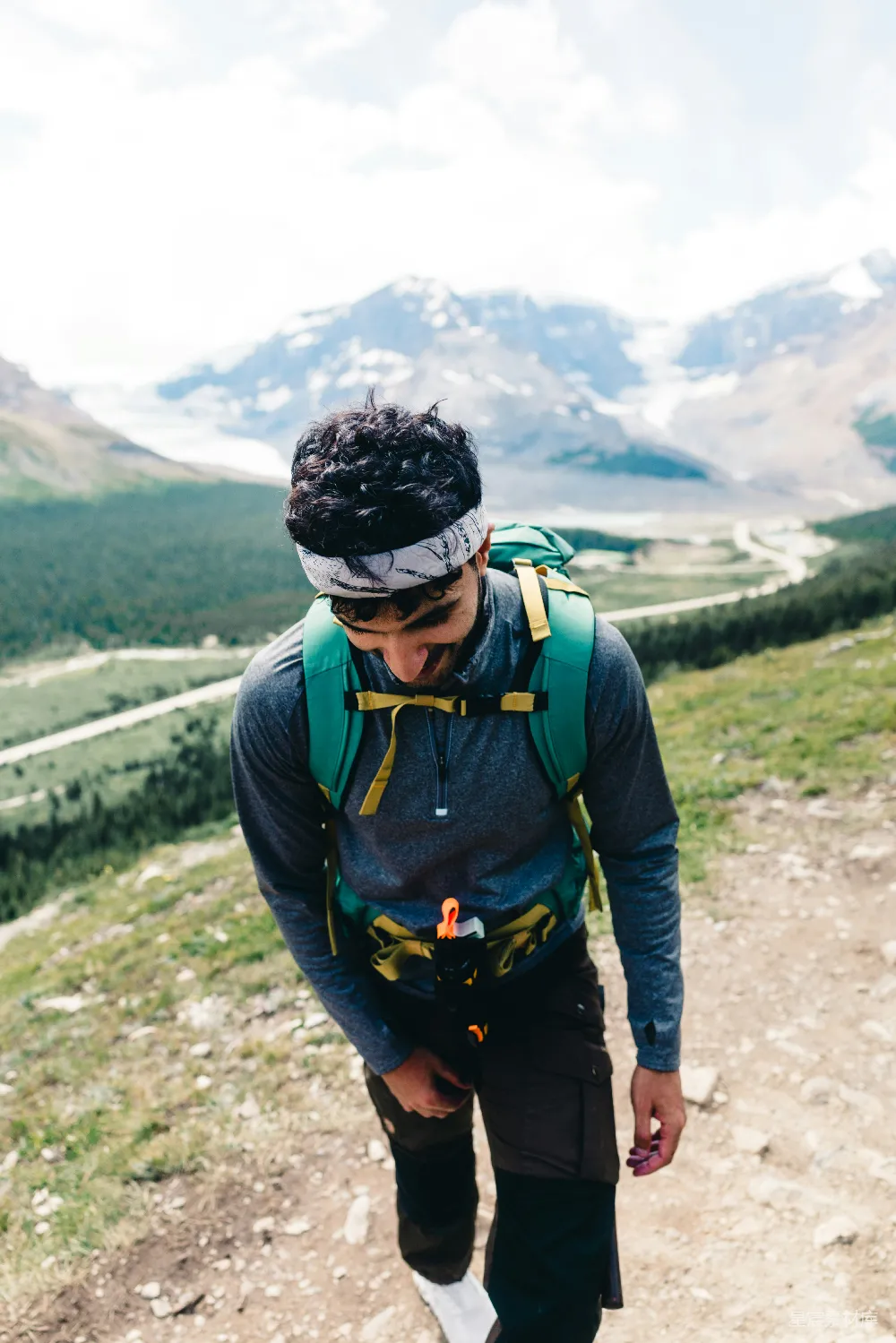 徒步者在美丽的冰川背景下游览高山。