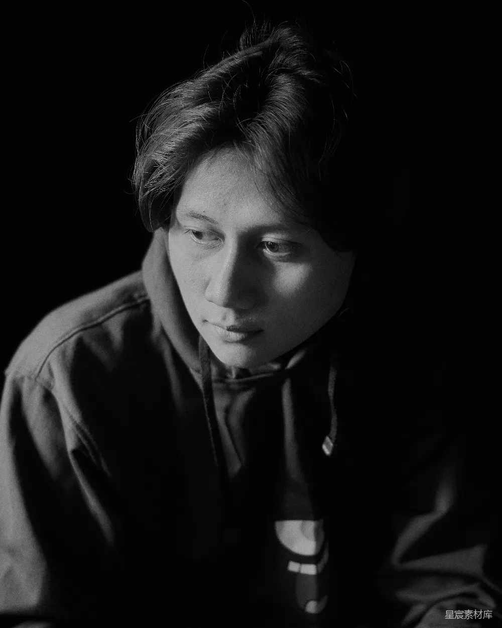 高清摄影  一张黑白色的照片，照片中的人穿着连帽衫。
