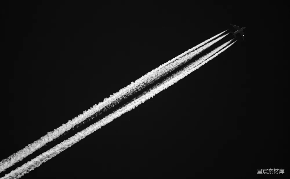 高清摄影  两架飞机在空中一起飞行。