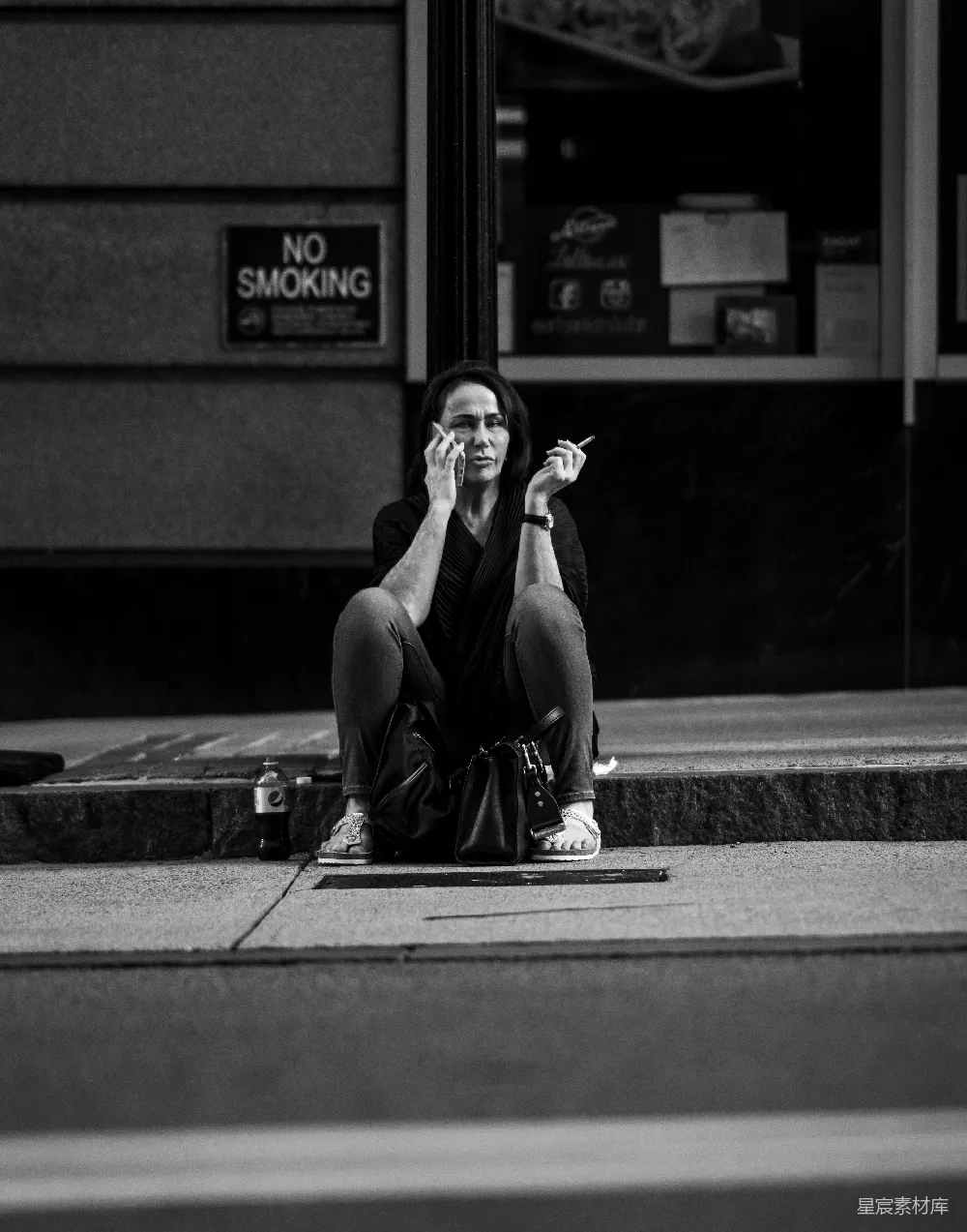 高清摄影  坐在商店附近的女人