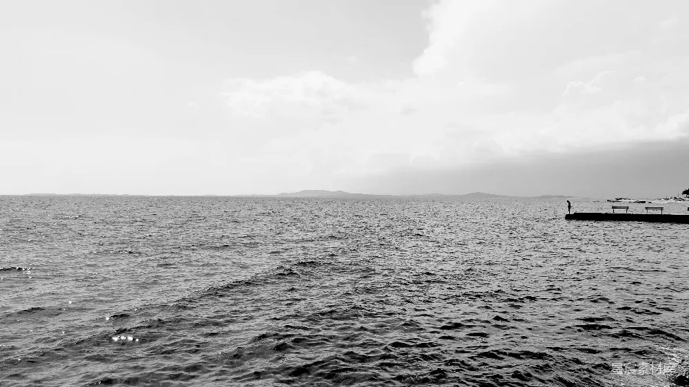 高清摄影  一艘大船漂浮在一大片水域上。