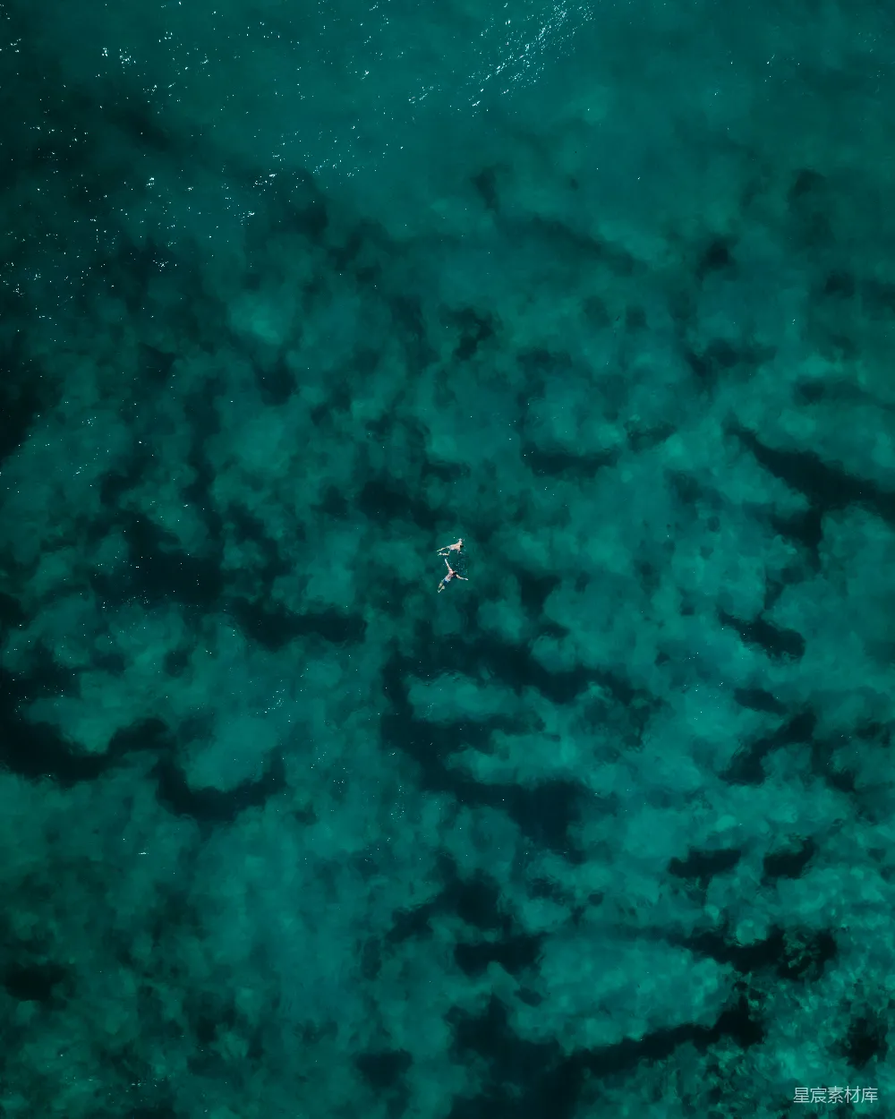 高清摄影  蓝布上的水珠