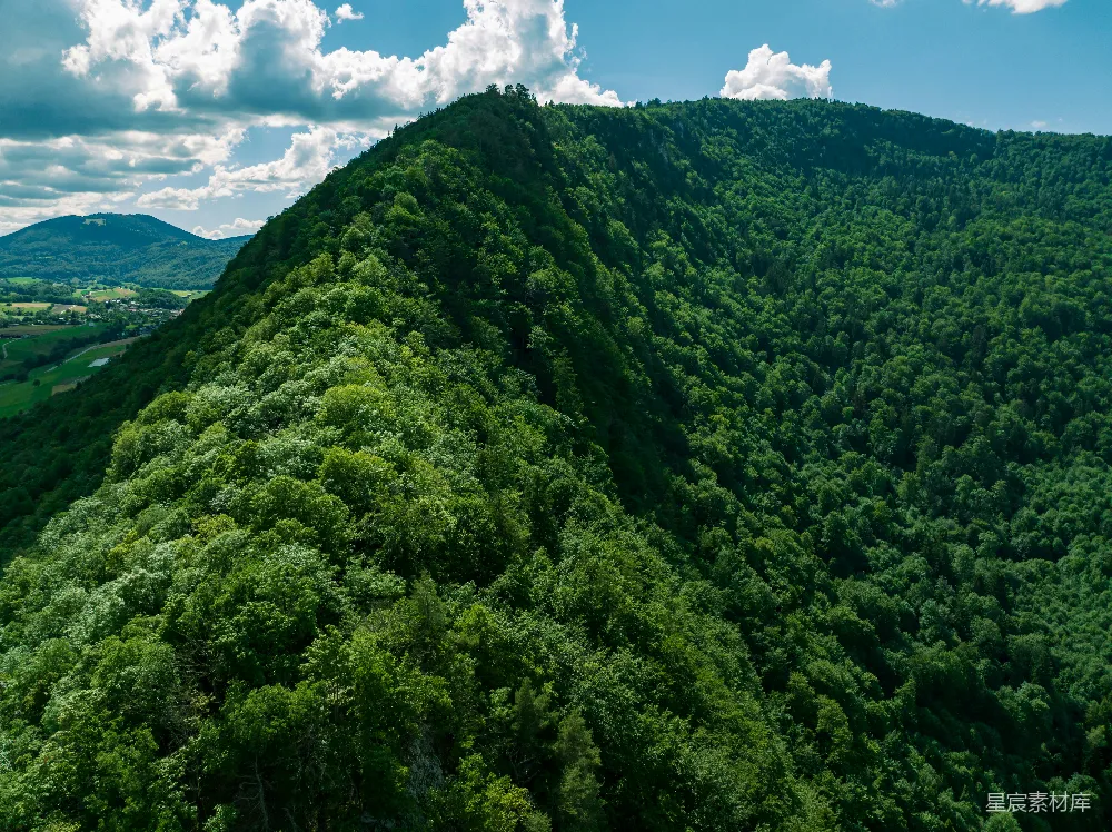 高清摄影  一座高大的绿色山峰