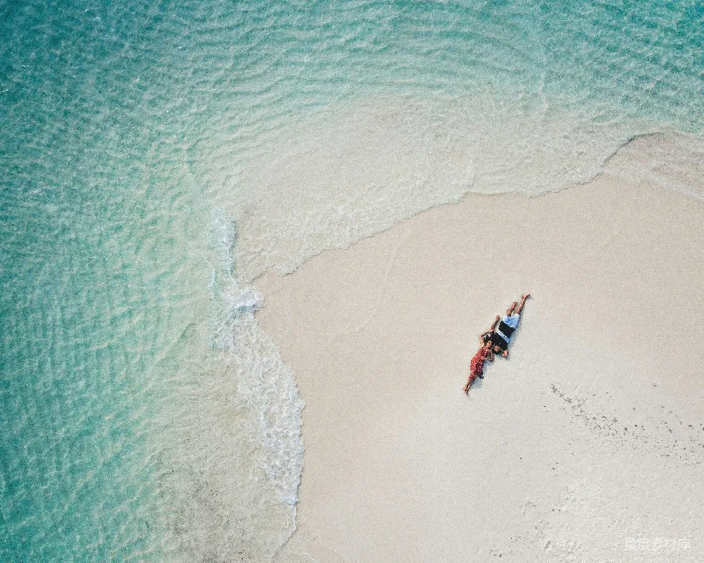 高清摄影  一对带着冲浪板的海滩上的人