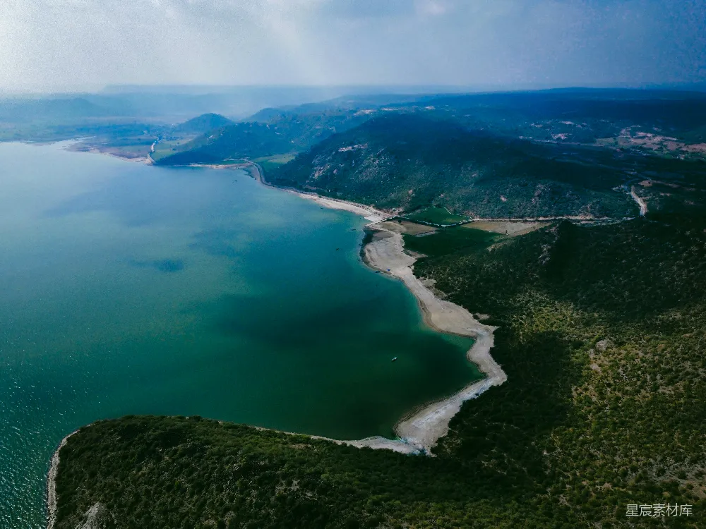 高清摄影  一条河流流经峡谷
