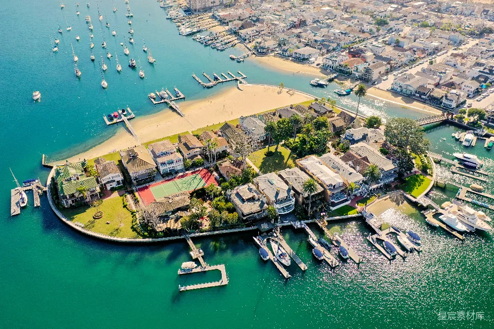 高清摄影  一条水道，两旁有建筑物和船只。