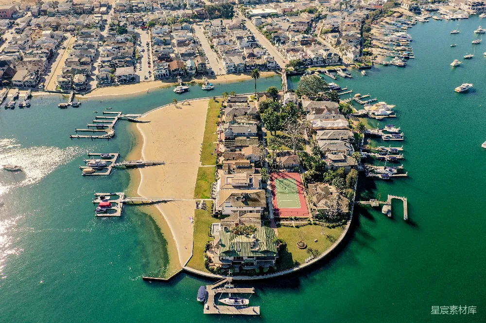高清摄影  一条水道，沿岸有船只和建筑物。
