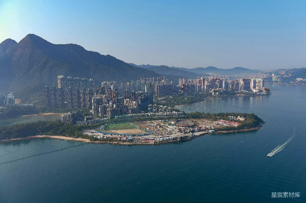 高清摄影  城市景观，近海建筑和山峦。