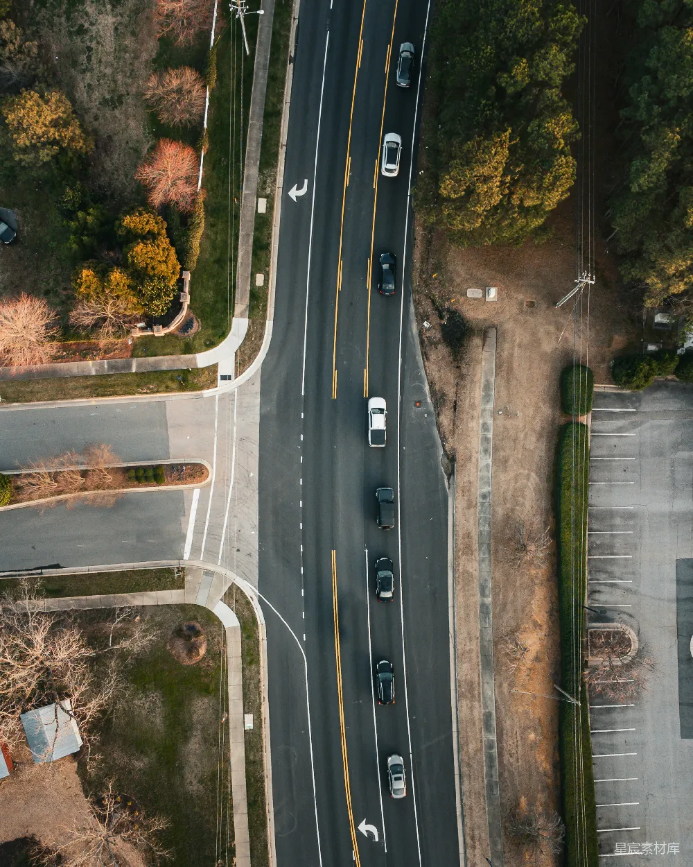 高清摄影 壁纸 一条公路上车辆的空中俯瞰图