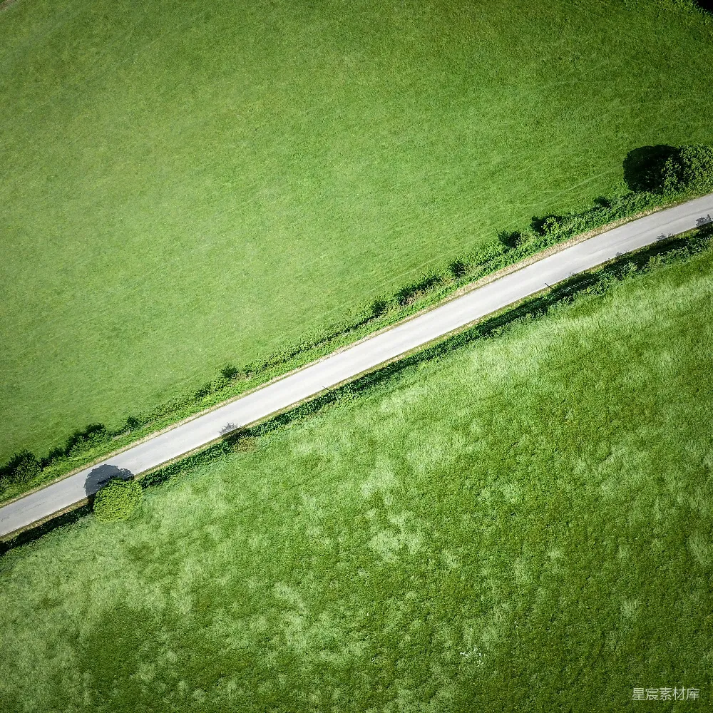 高清摄影  从空中俯瞰草地间的道路