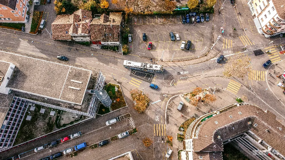 高清摄影  日间道路上的车辆空中俯瞰图