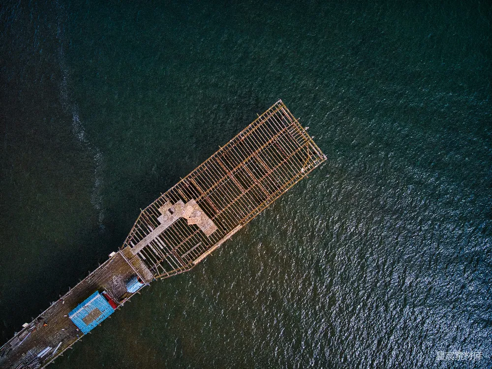 高清摄影  白天水面上棕色建筑物的空中俯瞰图