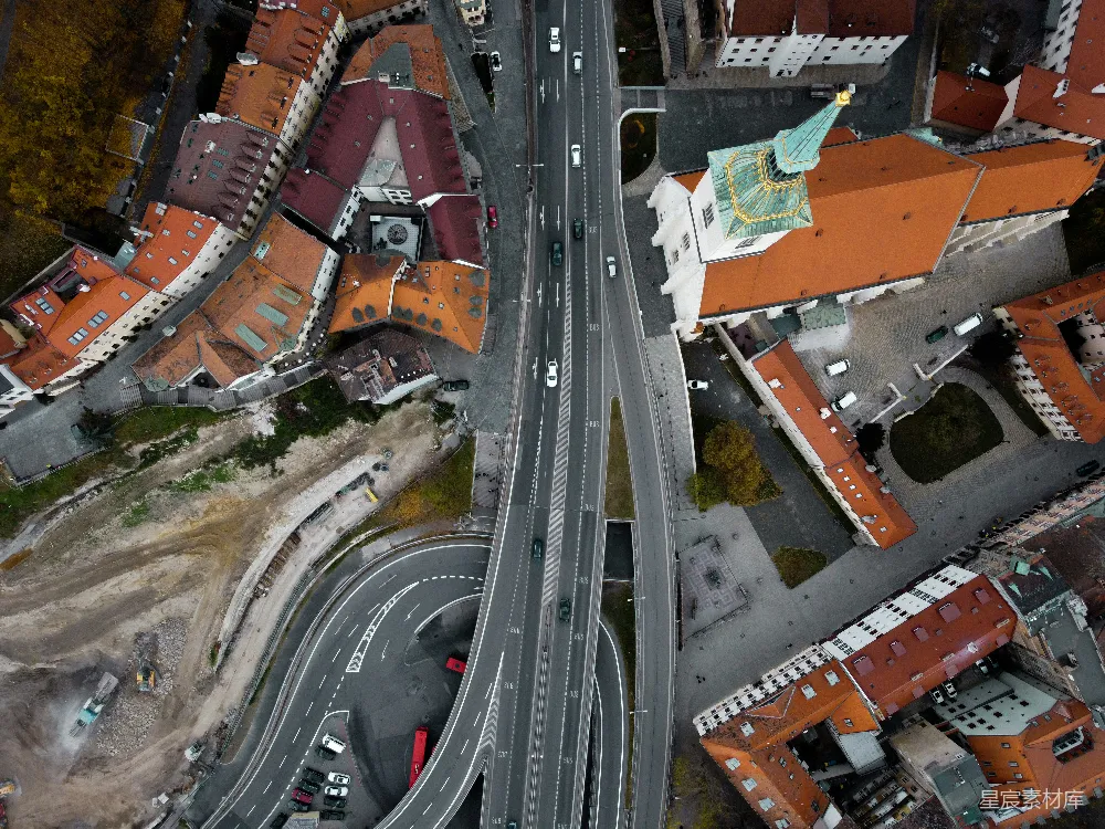 高清摄影  城市航拍图，高速公路可见。