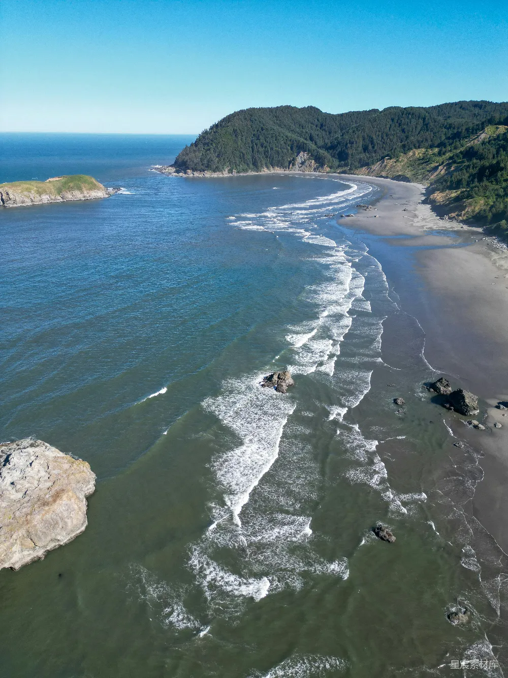 高清摄影  海滩的俯瞰图，海浪拍打着岸边。