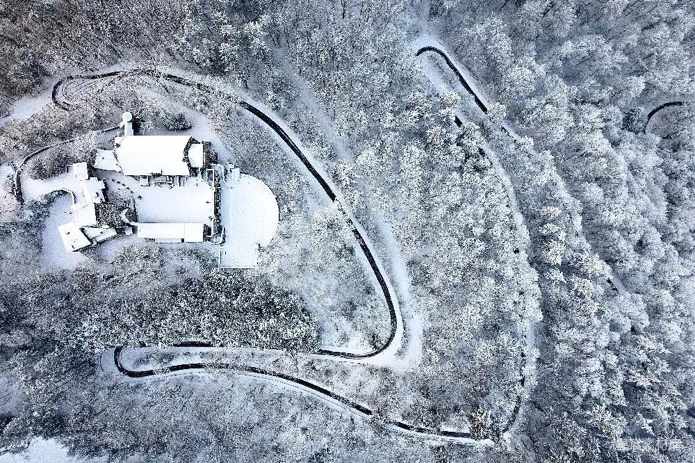 高清摄影 壁纸 实验性 一座白雪覆盖的乡村别墅的鸟瞰图