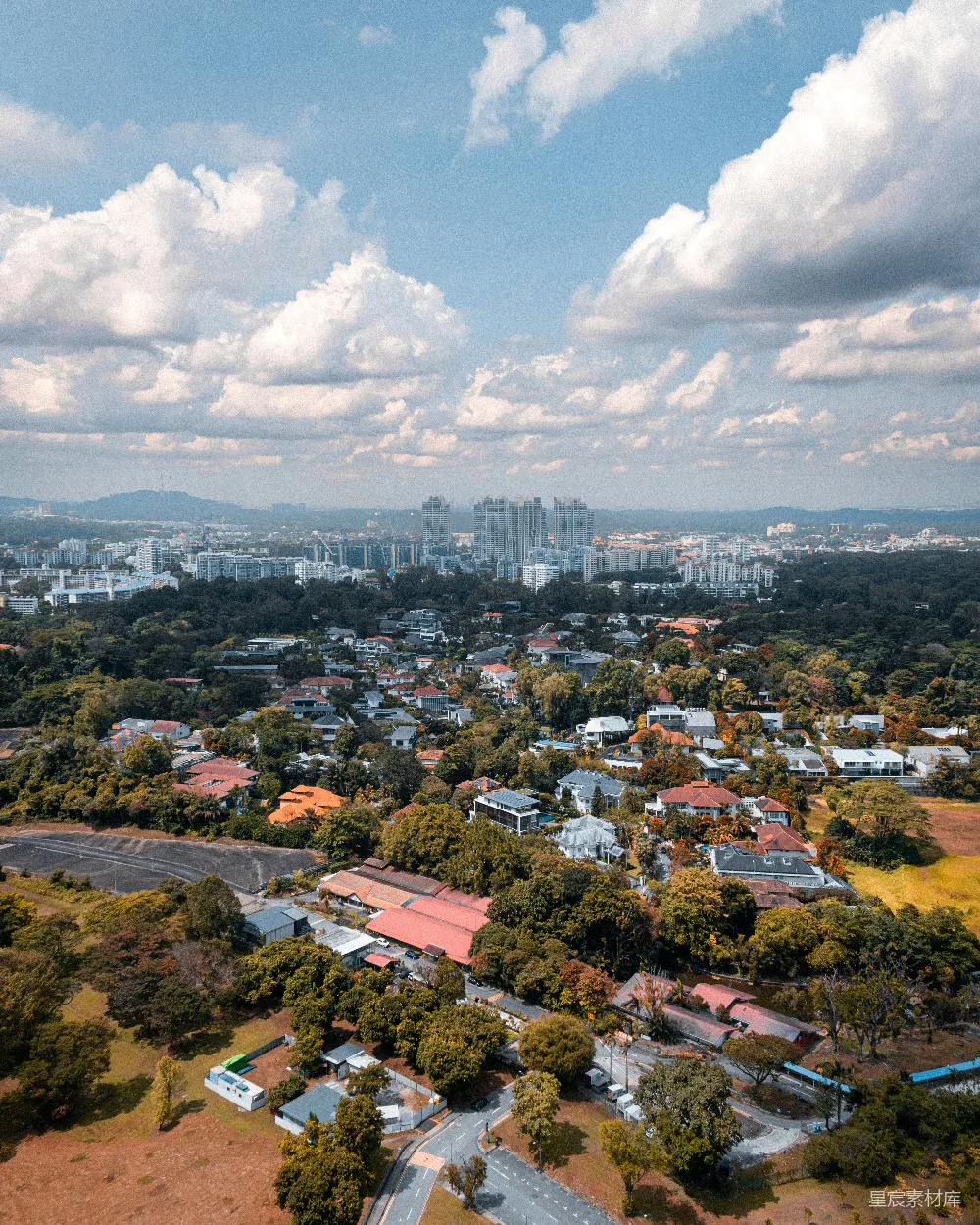 高清摄影  一个城市全景图，许多树木遍布其中。