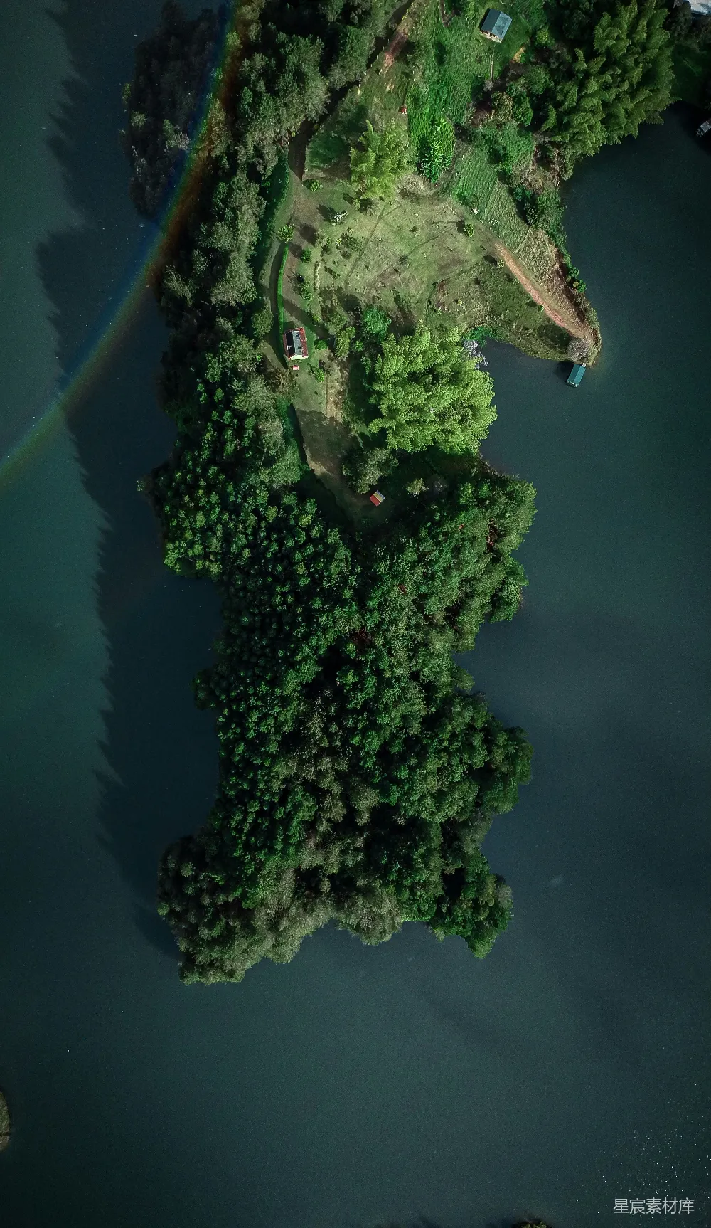 高清摄影  一个湖泊的俯瞰图，天空中有一道彩虹。
