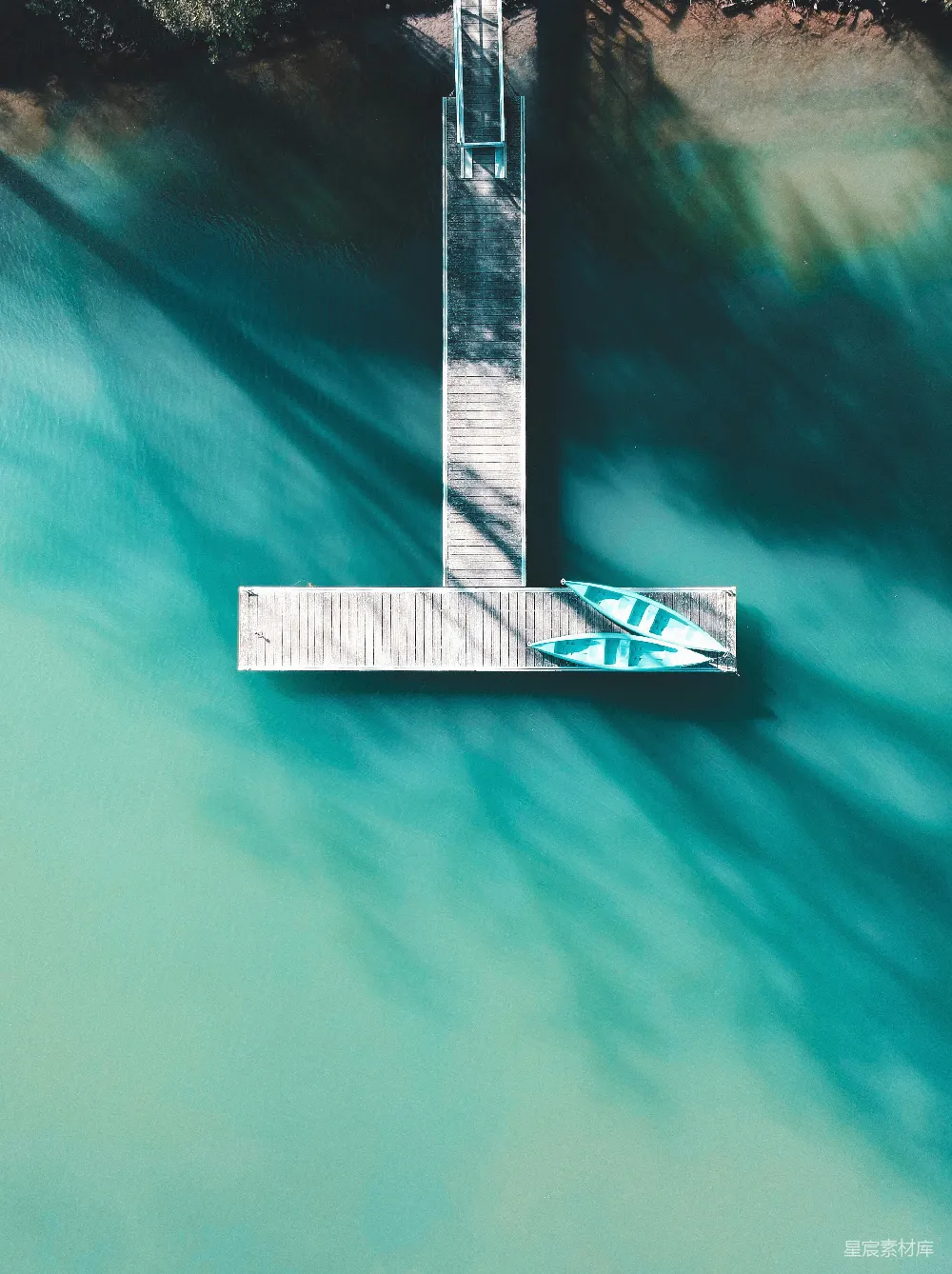 高清摄影 壁纸 自然 两艘船停泊在码头上，周围是海洋，白天时分。