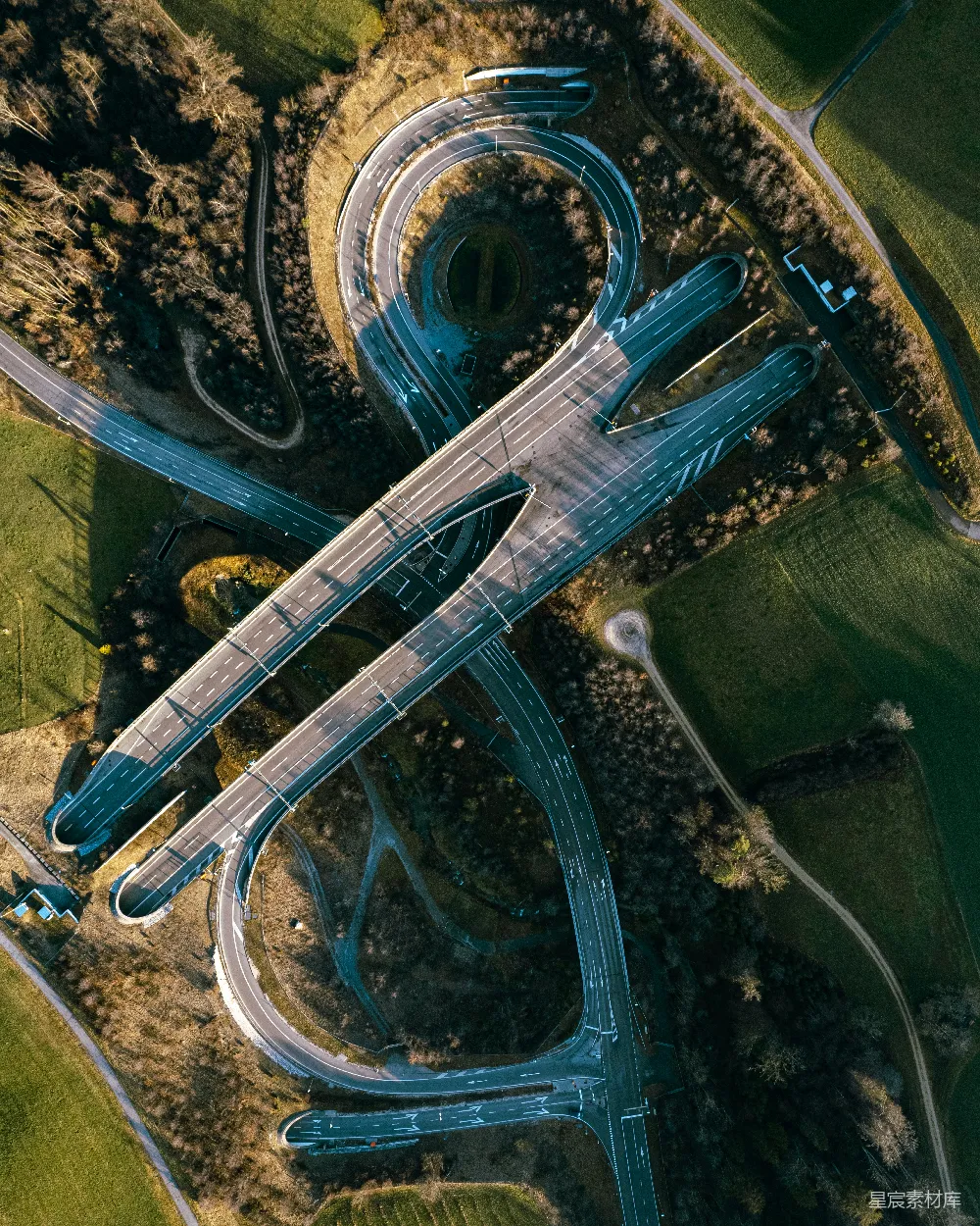 高清摄影  乡村公路交叉口的空中俯瞰图