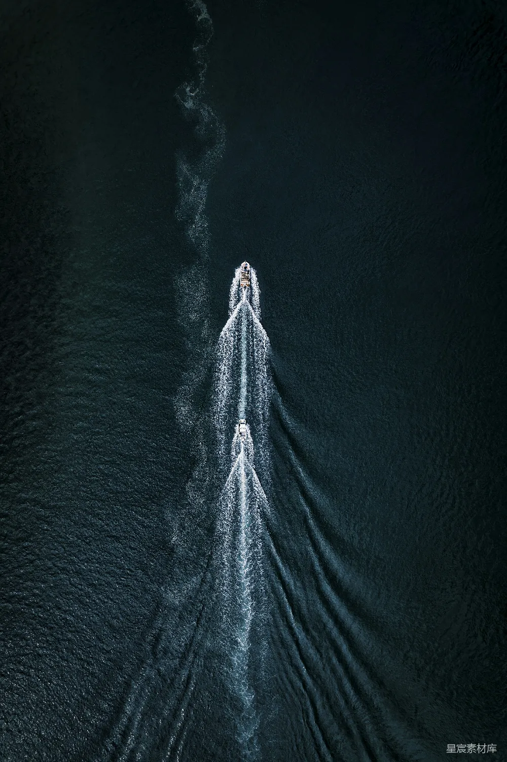 高清摄影  水中的船的空中俯瞰图