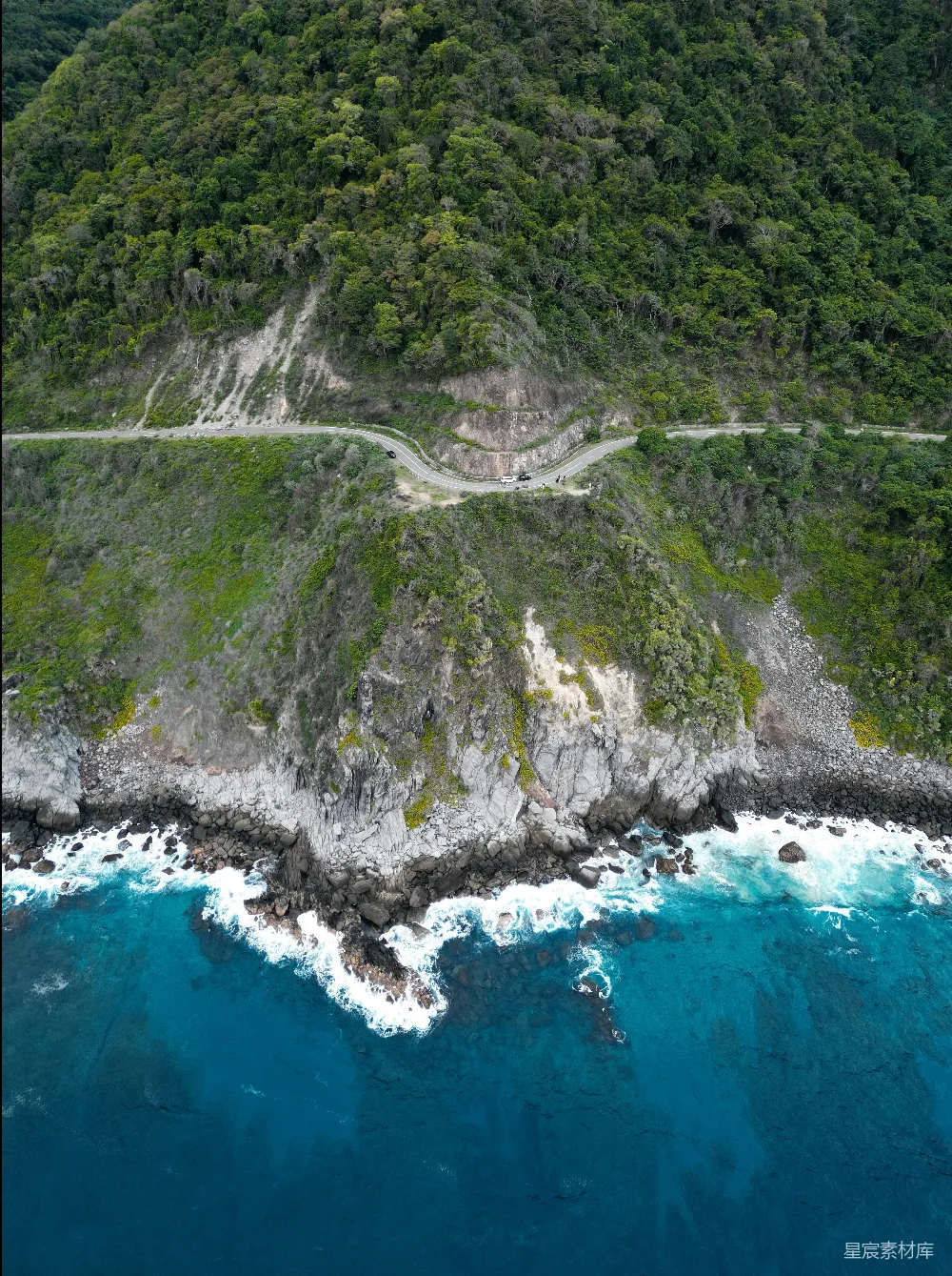 高清摄影  一座岛的空中俯瞰图，岛上有一条穿过道路。