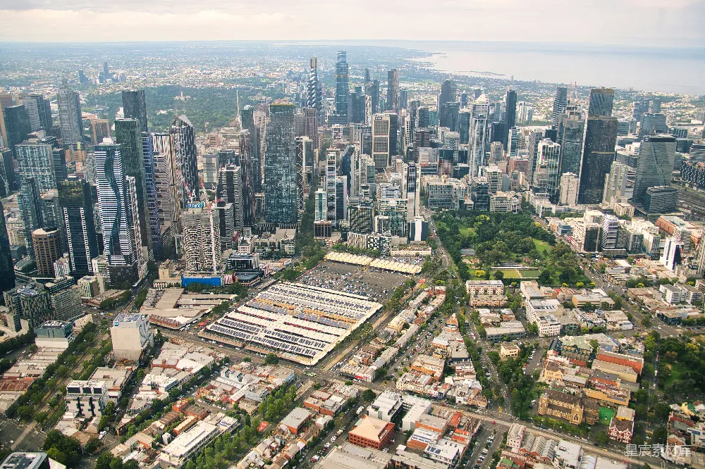 高清摄影  一座城市的空中俯瞰图，可以看到高耸的建筑。