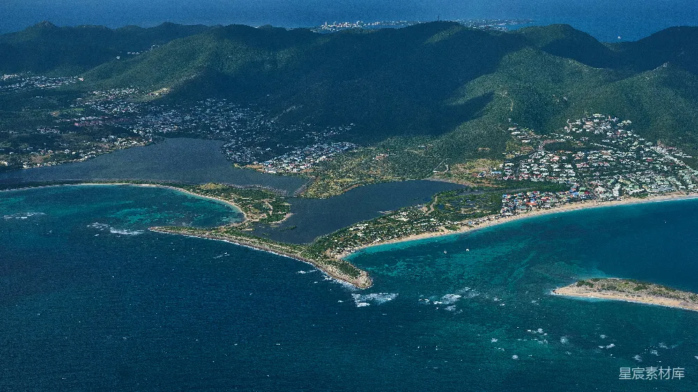 高清摄影 自然 旅行 壁纸 白天，蓝天下的绿褐色山脉俯瞰着蓝色的海洋。