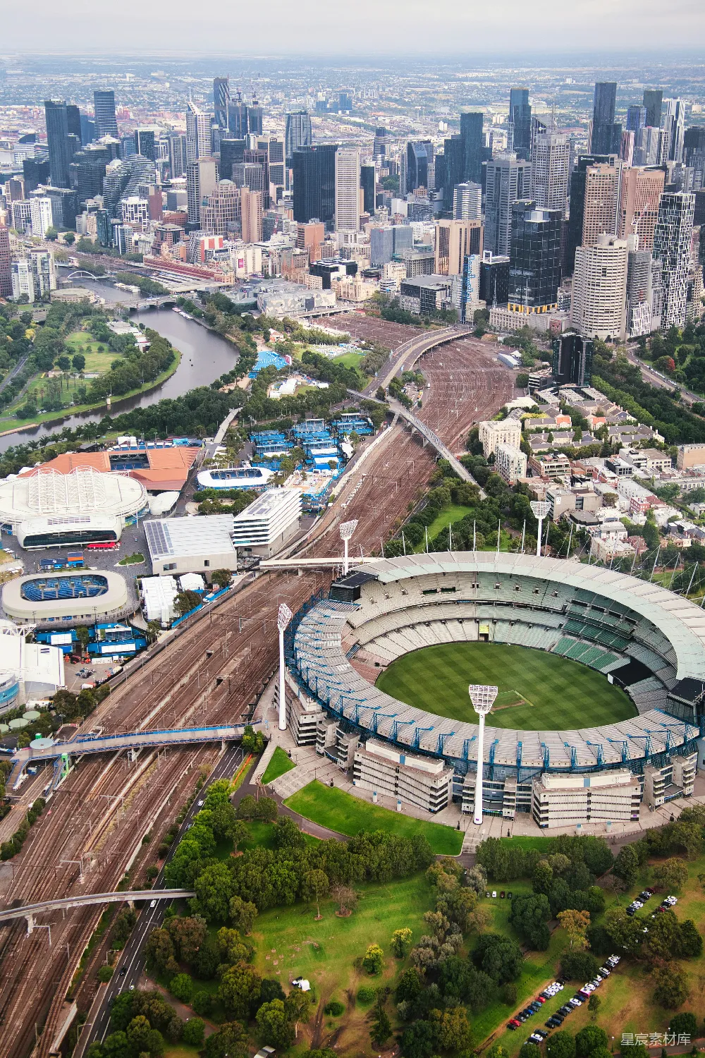 高清摄影  一座大型体育场的空中俯瞰图，背景中可以看到一座城市。