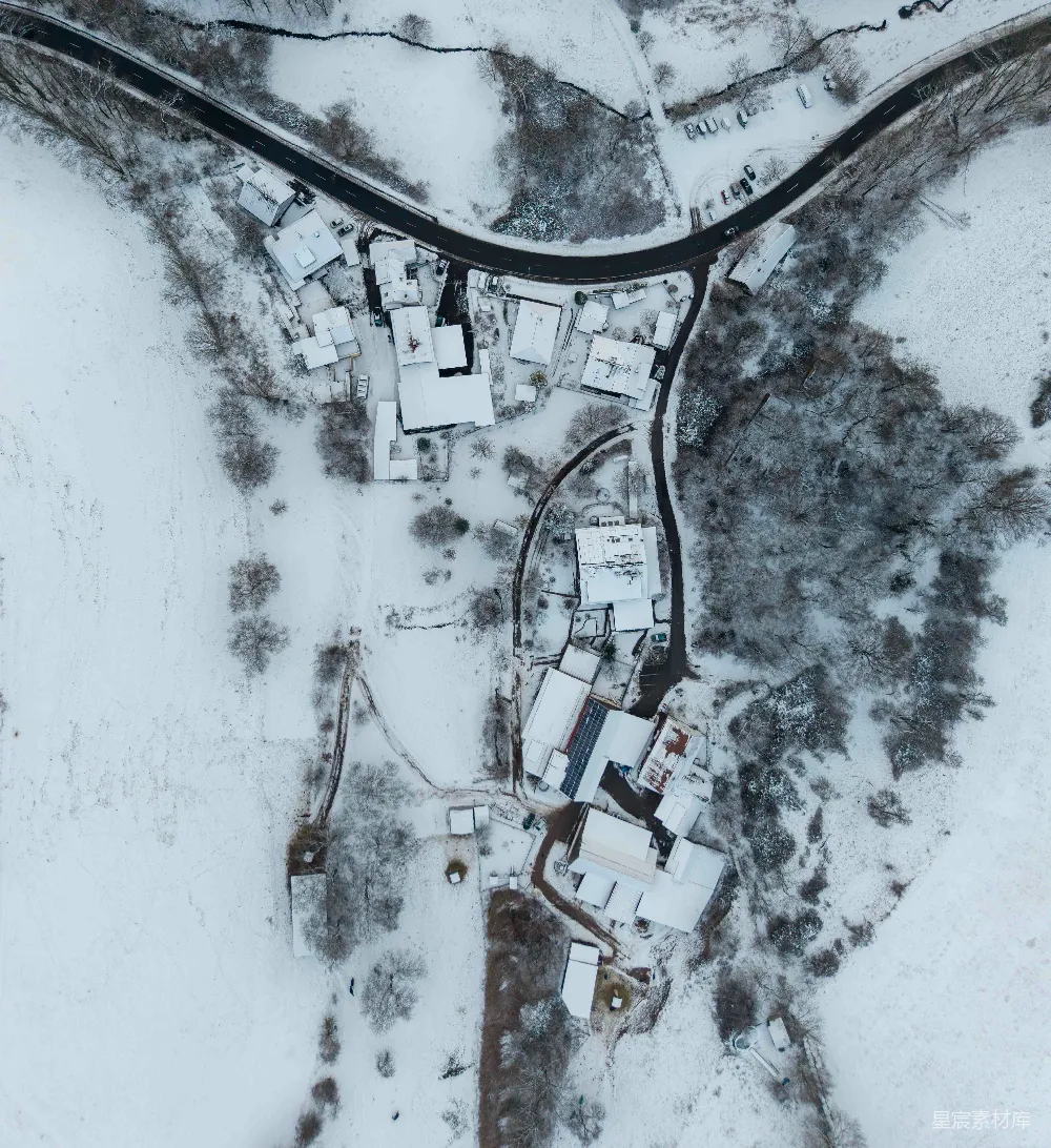 高清摄影  一个被雪覆盖的村庄的空中俯瞰图。