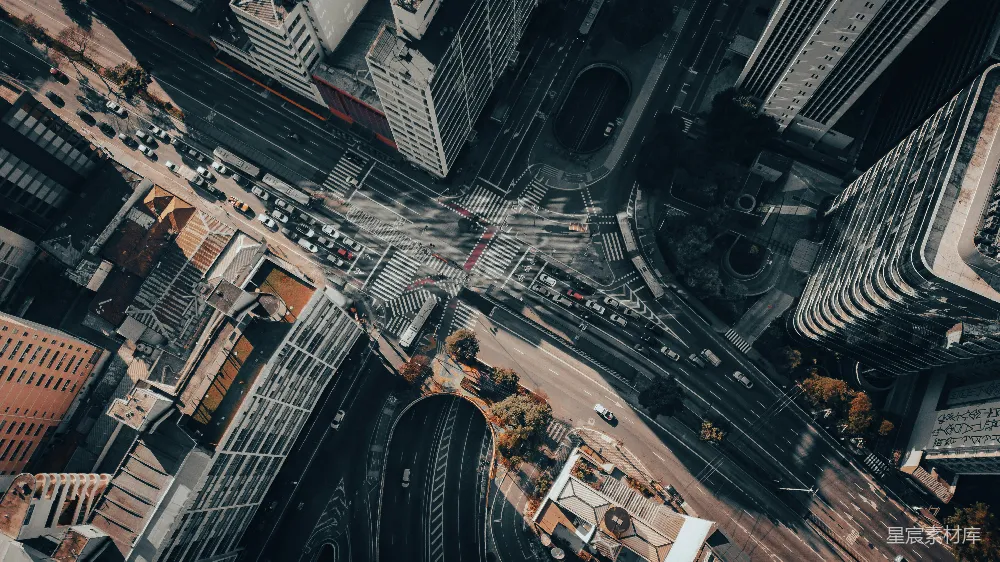 高清摄影  一条城市街道，有汽车和建筑物。