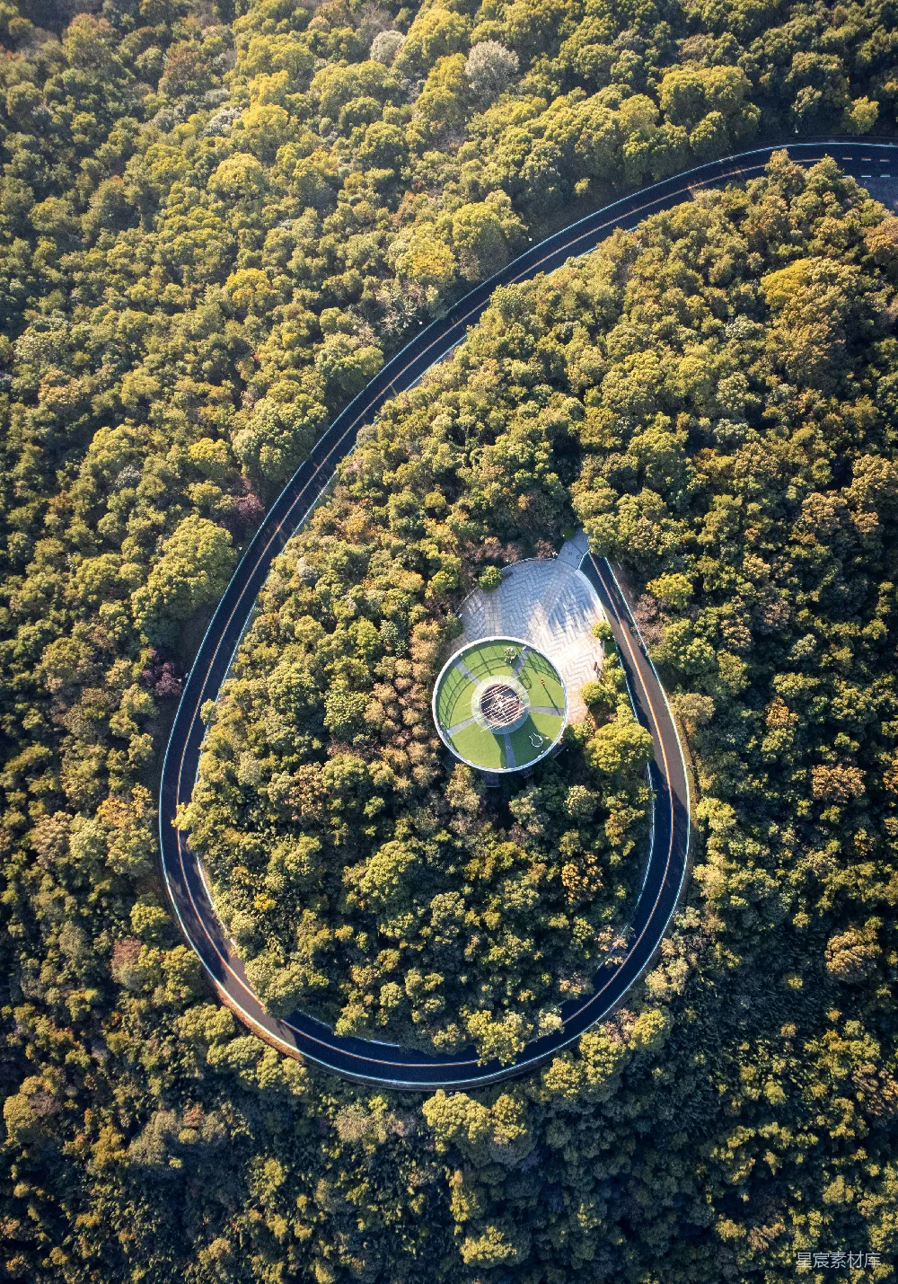 高清摄影 旅行 一条风景优美的道路蜿蜒穿过郁郁葱葱的森林。