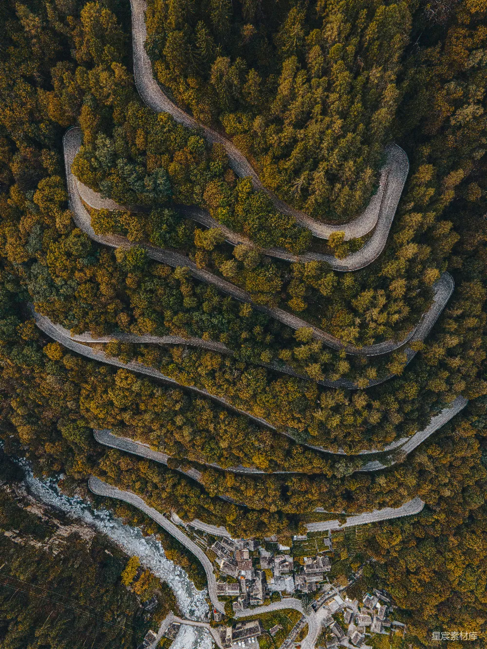 高清摄影  一条蜿蜒的山路，两旁环绕着树木，俯瞰其景。