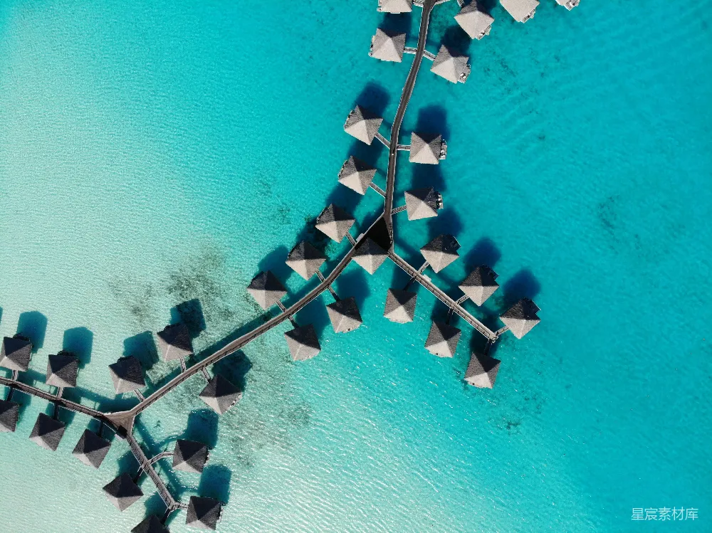 高清摄影  白灰色的船只在白天的海面上的俯瞰图。