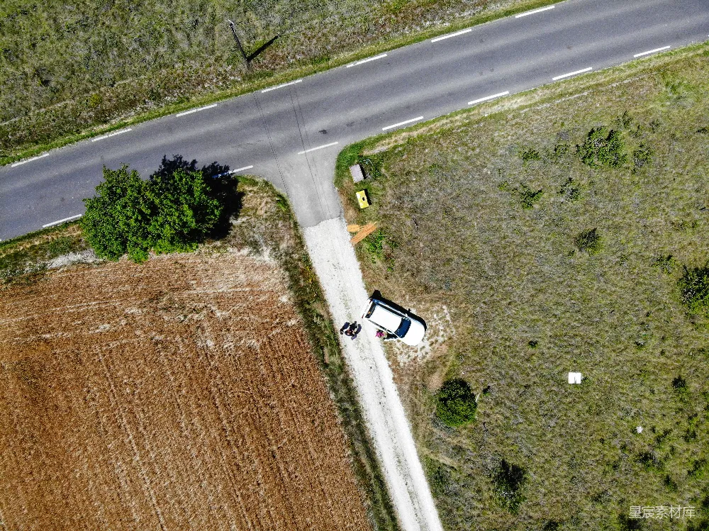 高清摄影  空中俯瞰一条道路和一辆拖拉机