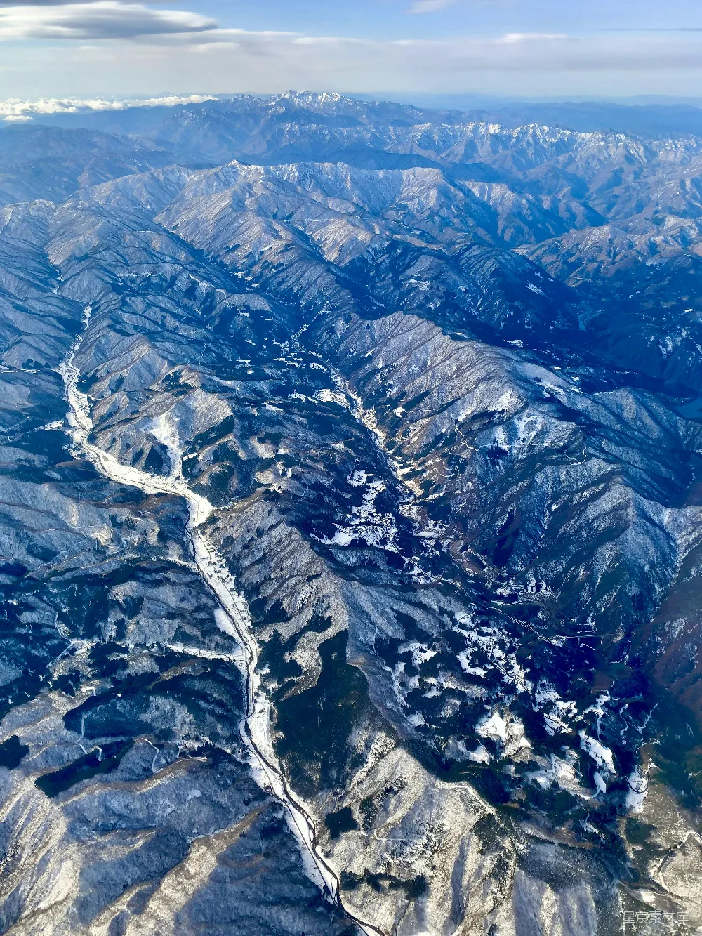 高清摄影 自然 白天的雪覆盖山脉的空中俯瞰图