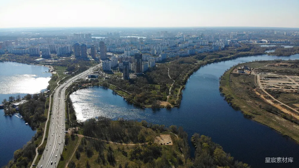 高清摄影  白天的城市建筑和河流空中俯瞰图