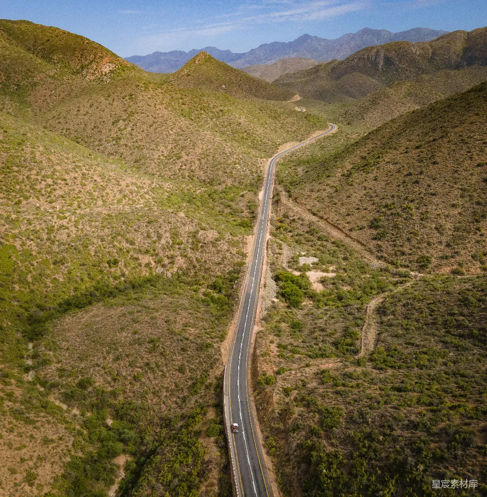 高清摄影  山区中道路的空中俯瞰图