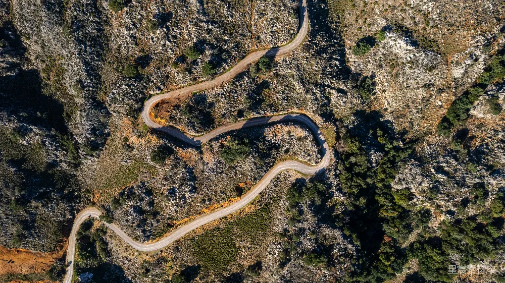 高清摄影  山脉中蜿蜒道路的俯瞰图