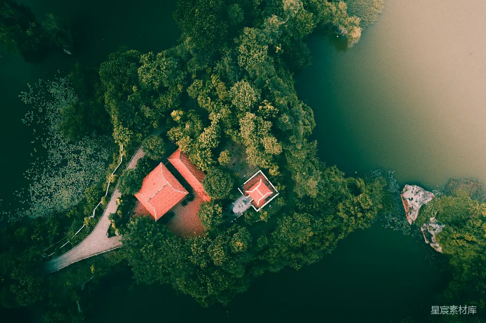 高清摄影  白天在小岛上拍摄房屋的航拍照片