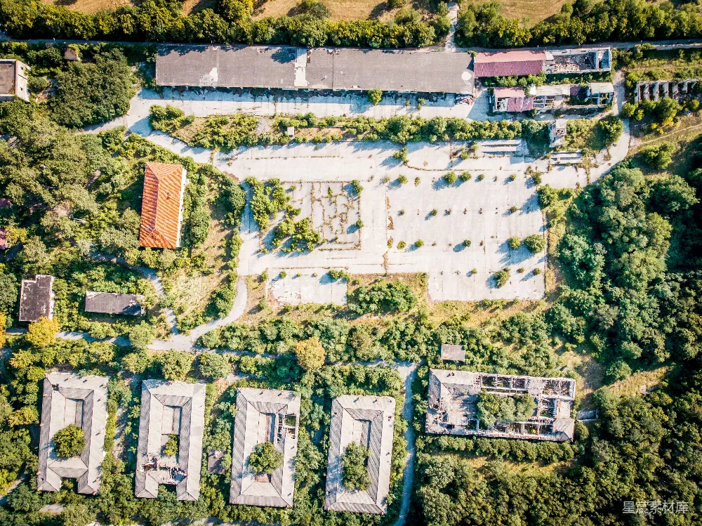 高清摄影  棕色灰色混凝土建筑环绕着树木的航拍照片