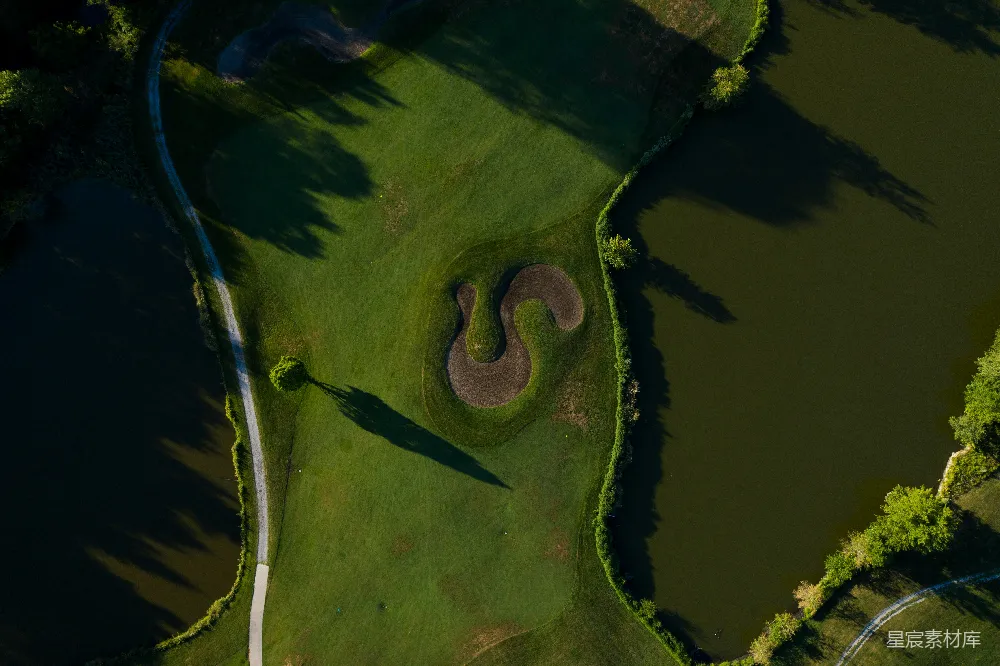 高清摄影  绿色和棕色湖泊的空中俯瞰图