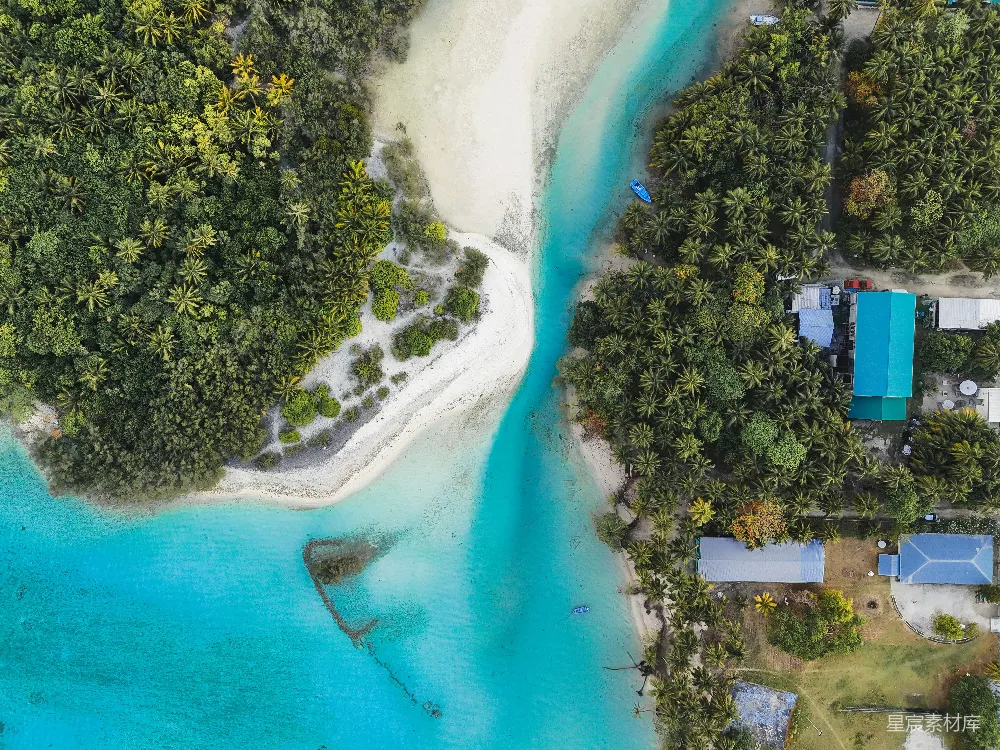高清摄影 旅行 碧蓝的水域流过郁郁葱葱的绿岛。