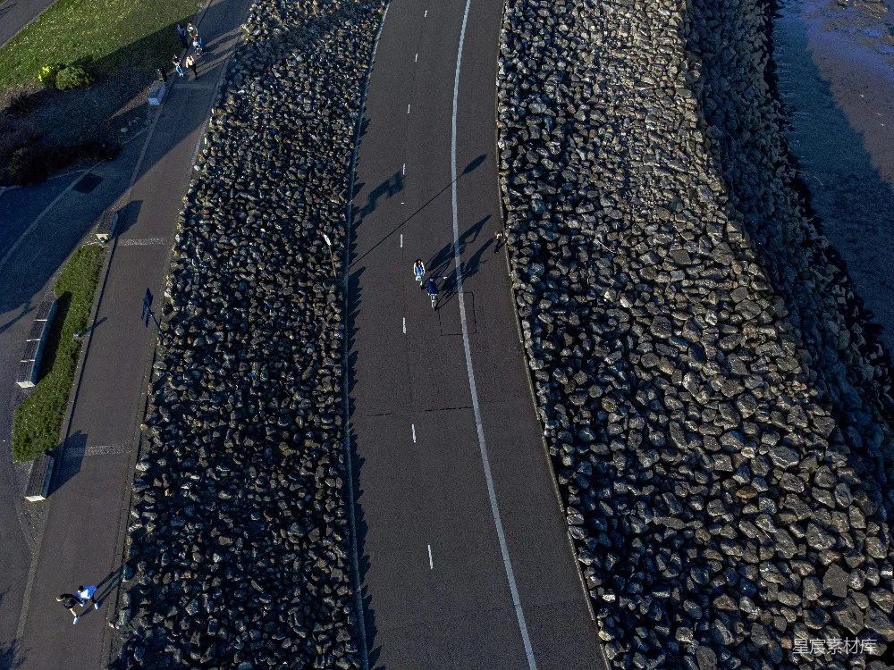 高清摄影  空中俯瞰一条道路和一条河流。