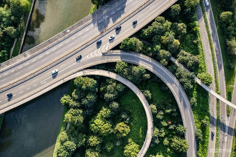 高清摄影  城市中高速公路交叉口的俯瞰图