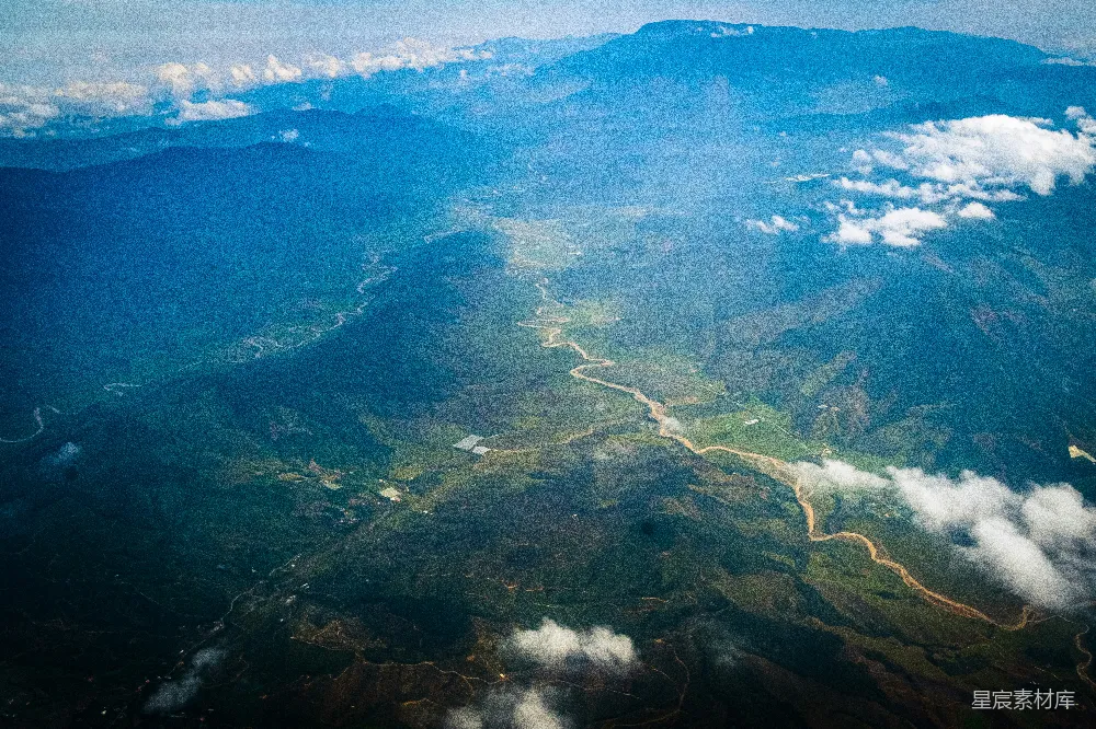 高清摄影  从空中俯瞰，一条河流蜿蜒穿过山谷。