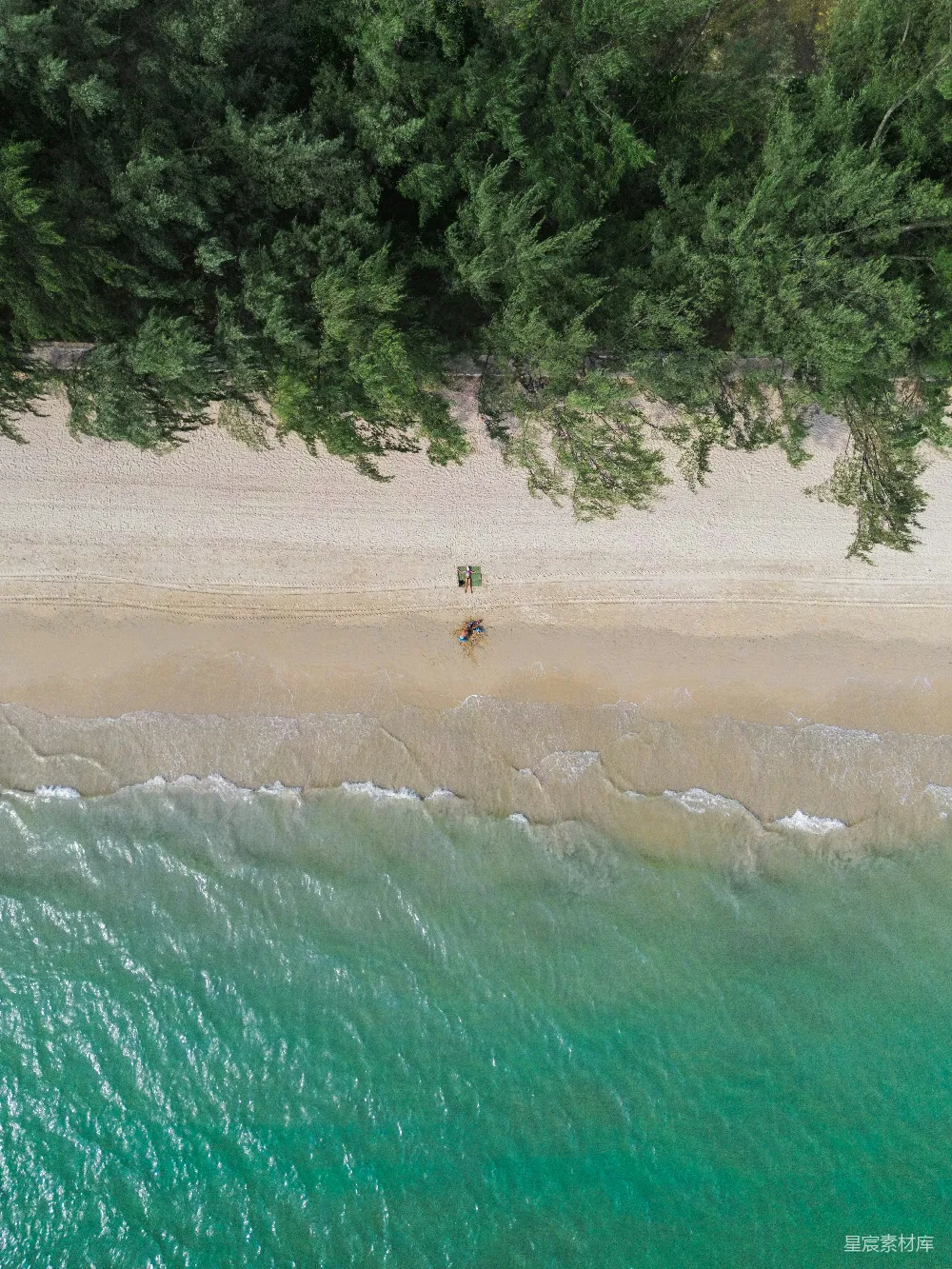 高清摄影 电影 人物 旅行 自然 壁纸 海滩的空中俯瞰图，有两把遮阳伞。