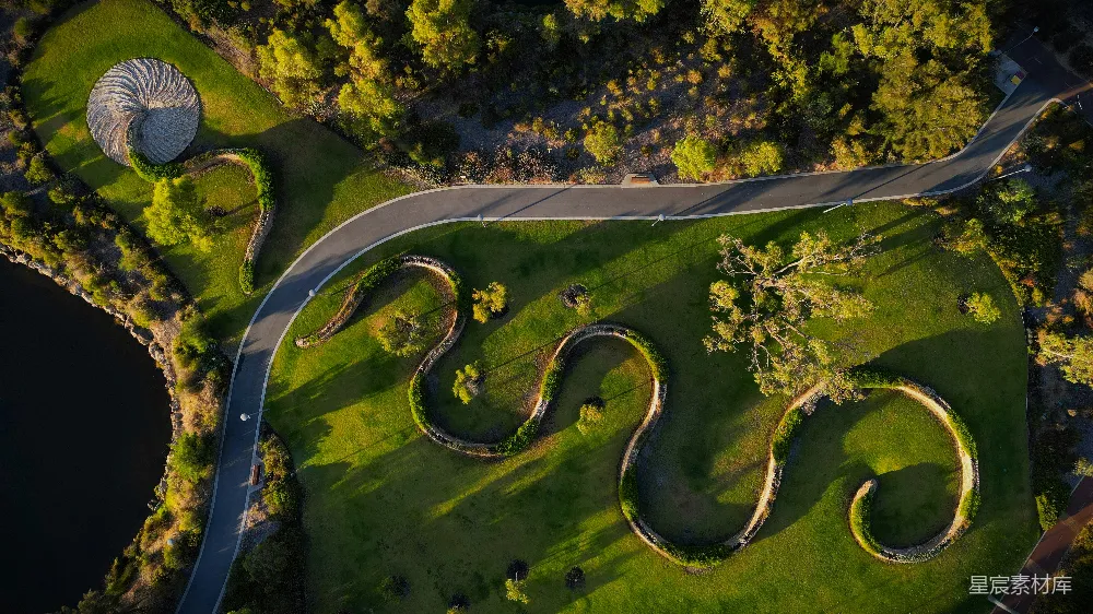 高清摄影  公园里蜿蜒道路的空中俯瞰图