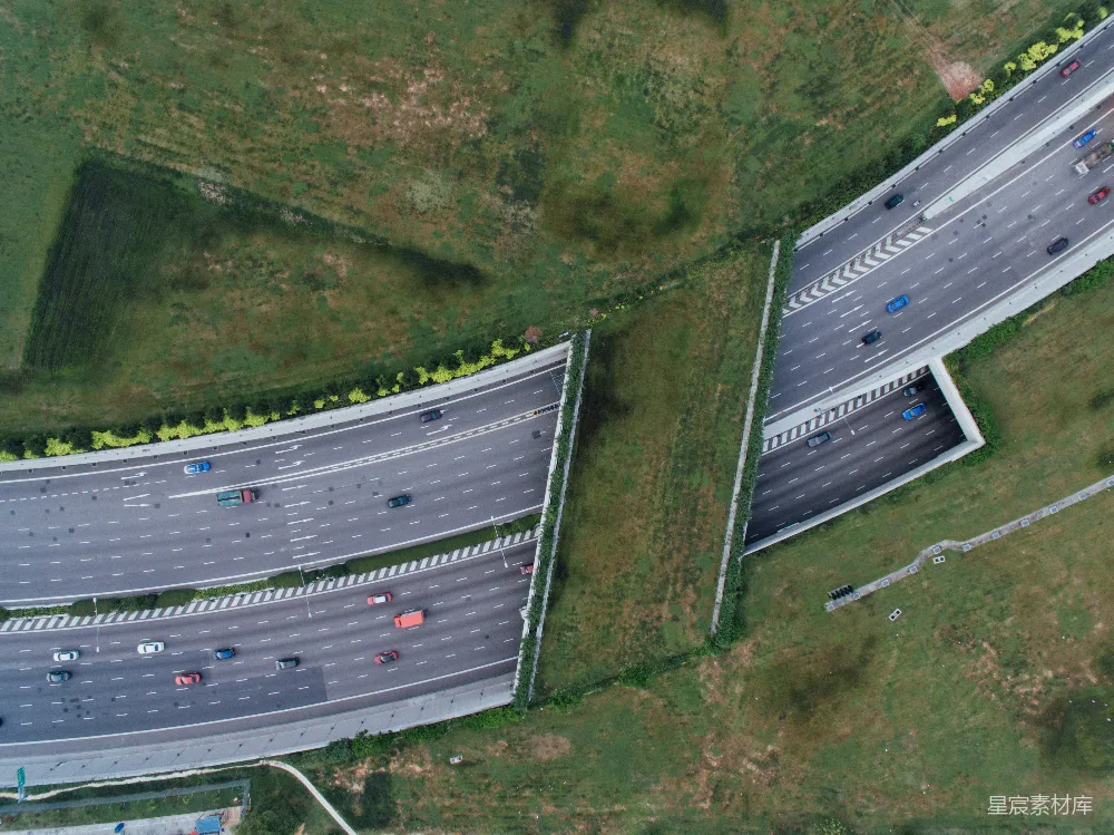 高清摄影  白天的空中俯瞰道路行驶的车辆