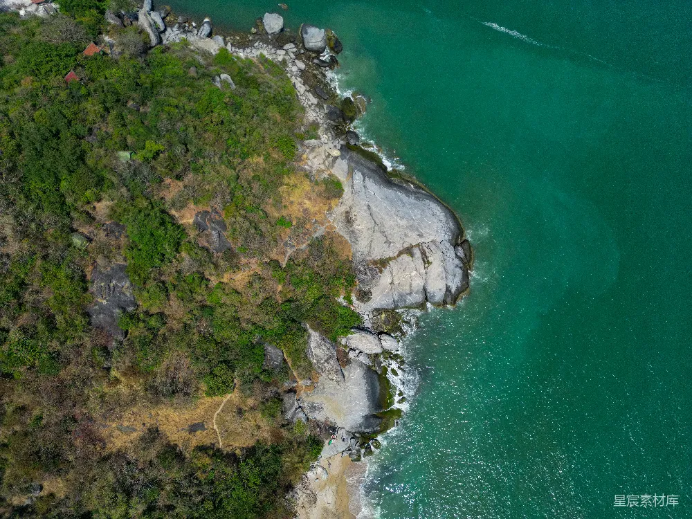 高清摄影 壁纸 自然 旅行 从空中俯瞰，海滩上有一艘船停在水中。
