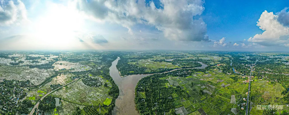高清摄影  一条河流穿过郁郁葱葱的乡村的全景图